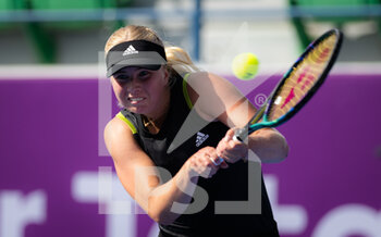 2022-02-21 - Clara Tauson of Denmark in action against Paula Badosa of Spain during the second round of the 2022 Qatar TotalEnergies Open, WTA 1000 tennis tournament on February 22, 2022 at Khalifa tennis and squash complex in Doha, Qatar - 2022 QATAR TOTALENERGIES OPEN, WTA 1000 TENNIS TOURNAMENT - INTERNATIONALS - TENNIS
