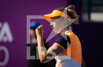2022-02-21 - Elise Mertens of Belgium in action against Petra Kvitova of the Czech Republic during the second round of the 2022 Qatar TotalEnergies Open, WTA 1000 tennis tournament on February 22, 2022 at Khalifa tennis and squash complex in Doha, Qatar - 2022 QATAR TOTALENERGIES OPEN, WTA 1000 TENNIS TOURNAMENT - INTERNATIONALS - TENNIS