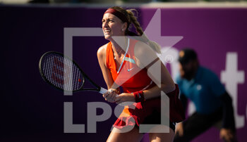 2022-02-21 - Petra Kvitova of the Czech Republic in action against Elise Mertens of Belgium during the second round of the 2022 Qatar TotalEnergies Open, WTA 1000 tennis tournament on February 22, 2022 at Khalifa tennis and squash complex in Doha, Qatar - 2022 QATAR TOTALENERGIES OPEN, WTA 1000 TENNIS TOURNAMENT - INTERNATIONALS - TENNIS