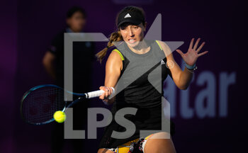 2022-02-21 - Jessica Pegula of the United States in action against Kaja Juvan of Slovenia during the second round of the 2022 Qatar TotalEnergies Open, WTA 1000 tennis tournament on February 22, 2022 at Khalifa tennis and squash complex in Doha, Qatar - 2022 QATAR TOTALENERGIES OPEN, WTA 1000 TENNIS TOURNAMENT - INTERNATIONALS - TENNIS