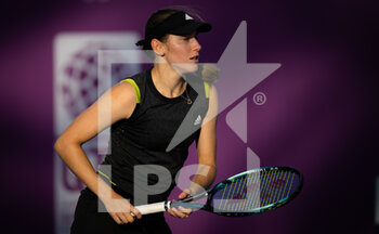 2022-02-21 - Kaja Juvan of Slovenia in action against Jessica Pegula of the United States during the second round of the 2022 Qatar TotalEnergies Open, WTA 1000 tennis tournament on February 22, 2022 at Khalifa tennis and squash complex in Doha, Qatar - 2022 QATAR TOTALENERGIES OPEN, WTA 1000 TENNIS TOURNAMENT - INTERNATIONALS - TENNIS