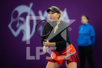 2022-02-21 - Amanda Anisimova of the United States in action against Jelena Ostapenko of Latvia during the second round of the 2022 Qatar TotalEnergies Open, WTA 1000 tennis tournament on February 22, 2022 at Khalifa tennis and squash complex in Doha, Qatar - 2022 QATAR TOTALENERGIES OPEN, WTA 1000 TENNIS TOURNAMENT - INTERNATIONALS - TENNIS