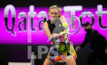 2022-02-21 - Aliaksandra Sasnovich of Belarus in action against Ons Jabeur of Tunisia during the second round of the 2022 Qatar TotalEnergies Open, WTA 1000 tennis tournament on February 22, 2022 at Khalifa tennis and squash complex in Doha, Qatar - 2022 QATAR TOTALENERGIES OPEN, WTA 1000 TENNIS TOURNAMENT - INTERNATIONALS - TENNIS