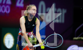 2022-02-21 - Aliaksandra Sasnovich of Belarus in action against Ons Jabeur of Tunisia during the second round of the 2022 Qatar TotalEnergies Open, WTA 1000 tennis tournament on February 22, 2022 at Khalifa tennis and squash complex in Doha, Qatar - 2022 QATAR TOTALENERGIES OPEN, WTA 1000 TENNIS TOURNAMENT - INTERNATIONALS - TENNIS