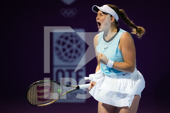 2022-02-21 - Jelena Ostapenko of Latvia in action against Amanda Anisimova of the United States during the second round of the 2022 Qatar TotalEnergies Open, WTA 1000 tennis tournament on February 22, 2022 at Khalifa tennis and squash complex in Doha, Qatar - 2022 QATAR TOTALENERGIES OPEN, WTA 1000 TENNIS TOURNAMENT - INTERNATIONALS - TENNIS