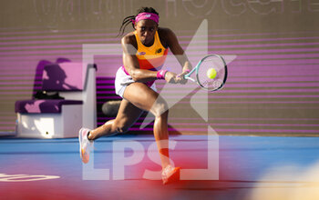 2022-02-23 - Cori Gauff of the United States in action against Paula Badosa of Spain during the third round of the 2022 Qatar TotalEnergies Open, WTA 1000 tennis tournament on February 23, 2022 at Khalifa tennis and squash complex in Doha, Qatar - 2022 QATAR TOTALENERGIES OPEN, WTA 1000 TENNIS TOURNAMENT - INTERNATIONALS - TENNIS