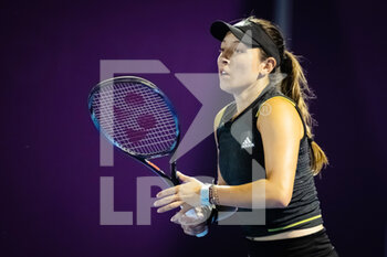 2022-02-23 - Jessica Pegula of the United States in action against Maria Sakkari of Greece during the third round of the 2022 Qatar TotalEnergies Open, WTA 1000 tennis tournament on February 23, 2022 at Khalifa tennis and squash complex in Doha, Qatar - 2022 QATAR TOTALENERGIES OPEN, WTA 1000 TENNIS TOURNAMENT - INTERNATIONALS - TENNIS