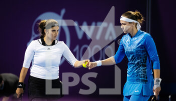 2022-02-23 - Sania Mirza of India & Lucie Hradecka of the Czech Republic in action during the doubles quarter-final of the 2022 Qatar TotalEnergies Open, WTA 1000 tennis tournament on February 23, 2022 at Khalifa tennis and squash complex in Doha, Qatar - 2022 QATAR TOTALENERGIES OPEN, WTA 1000 TENNIS TOURNAMENT - INTERNATIONALS - TENNIS