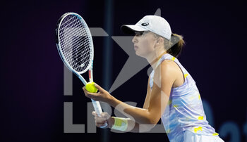 2022-02-23 - Iga Swiatek of Poland in action against Daria Kasatkina of Russia during the third round of the 2022 Qatar TotalEnergies Open, WTA 1000 tennis tournament on February 23, 2022 at Khalifa tennis and squash complex in Doha, Qatar - 2022 QATAR TOTALENERGIES OPEN, WTA 1000 TENNIS TOURNAMENT - INTERNATIONALS - TENNIS