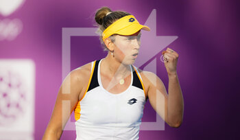 2022-02-24 - Elise Mertens of Belgium in action during the doubles semi-final of the 2022 Qatar TotalEnergies Open, WTA 1000 tennis tournament on February 24, 2022 at Khalifa tennis and squash complex in Doha, Qatar - 2022 QATAR TOTALENERGIES OPEN, WTA 1000 TENNIS TOURNAMENT - INTERNATIONALS - TENNIS