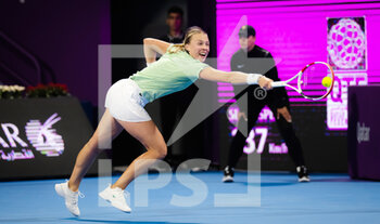 2022-02-24 - Anett Kontaveit of Estonia in action against Ons Jabeur of Tunisia during the quarter-final of the 2022 Qatar TotalEnergies Open, WTA 1000 tennis tournament on February 24, 2022 at Khalifa tennis and squash complex in Doha, Qatar - 2022 QATAR TOTALENERGIES OPEN, WTA 1000 TENNIS TOURNAMENT - INTERNATIONALS - TENNIS