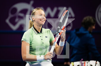 2022-02-24 - Anett Kontaveit of Estonia in action against Ons Jabeur of Tunisia during the quarter-final of the 2022 Qatar TotalEnergies Open, WTA 1000 tennis tournament on February 24, 2022 at Khalifa tennis and squash complex in Doha, Qatar - 2022 QATAR TOTALENERGIES OPEN, WTA 1000 TENNIS TOURNAMENT - INTERNATIONALS - TENNIS