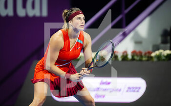 2022-02-24 - Aryna Sabalenka of Belarus in action against Iga Swiatek of Poland during the quarter-final of the 2022 Qatar TotalEnergies Open, WTA 1000 tennis tournament on February 24, 2022 at Khalifa tennis and squash complex in Doha, Qatar - 2022 QATAR TOTALENERGIES OPEN, WTA 1000 TENNIS TOURNAMENT - INTERNATIONALS - TENNIS