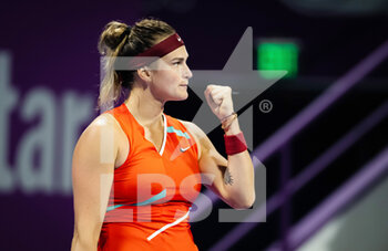 2022-02-24 - Aryna Sabalenka of Belarus in action against Iga Swiatek of Poland during the quarter-final of the 2022 Qatar TotalEnergies Open, WTA 1000 tennis tournament on February 24, 2022 at Khalifa tennis and squash complex in Doha, Qatar - 2022 QATAR TOTALENERGIES OPEN, WTA 1000 TENNIS TOURNAMENT - INTERNATIONALS - TENNIS