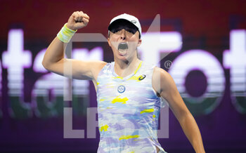2022-02-24 - Iga Swiatek of Poland in action against Aryna Sabalenka of Belarus during the quarter-final of the 2022 Qatar TotalEnergies Open, WTA 1000 tennis tournament on February 24, 2022 at Khalifa tennis and squash complex in Doha, Qatar - 2022 QATAR TOTALENERGIES OPEN, WTA 1000 TENNIS TOURNAMENT - INTERNATIONALS - TENNIS