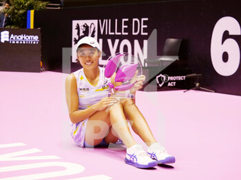 2022-03-06 - Zhang Shuai (CHN) celebrates with the trophy after winning against Dayana Yastremska (UKR) during the final of the Open 6ème Sens, Métropole de Lyon 2022, WTA 250 tennis tournament on March 6, 2022 at Palais des Sports de Gerland in Lyon, France - OPEN 6èME SENS, MéTROPOLE DE LYON 2022, WTA 250 TENNIS TOURNAMENT - INTERNATIONALS - TENNIS