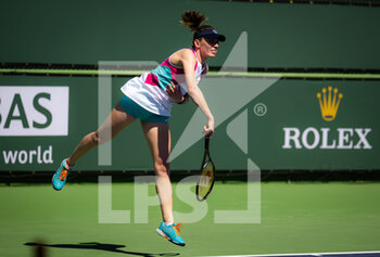 2022-03-09 - Ekaterina Alexandrova of Russia in action against Elvina Kalieva of the United States during the first round of the 2022 BNP Paribas Open, WTA 1000 tennis tournament on March 9, 2022 at Indian Wells Tennis Garden in Indian Wells, USA - 2022 BNP PARIBAS OPEN, WTA 1000 TENNIS TOURNAMENT - INTERNATIONALS - TENNIS