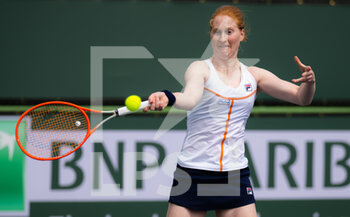 2022-03-10 - Alison Van Uytvanck of Belgium in action against Dalma Galfi of Hungary during the first round of the 2022 BNP Paribas Open, WTA 1000 tennis tournament on March 10, 2022 at Indian Wells Tennis Garden in Indian Wells, USA - 2022 BNP PARIBAS OPEN, WTA 1000 TENNIS TOURNAMENT - INTERNATIONALS - TENNIS