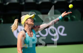 2022-03-10 - Tereza Martincova of the Czech Republic in action against Heather Watson of Great Britain during the first round of the 2022 BNP Paribas Open, WTA 1000 tennis tournament on March 10, 2022 at Indian Wells Tennis Garden in Indian Wells, USA - 2022 BNP PARIBAS OPEN, WTA 1000 TENNIS TOURNAMENT - INTERNATIONALS - TENNIS