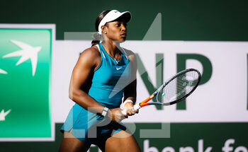 2022-03-10 - Sloane Stephens of the United States in action against Naomi Osaka of Japan during the first round of the 2022 BNP Paribas Open, WTA 1000 tennis tournament on March 10, 2022 at Indian Wells Tennis Garden in Indian Wells, USA - 2022 BNP PARIBAS OPEN, WTA 1000 TENNIS TOURNAMENT - INTERNATIONALS - TENNIS