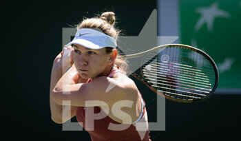2022-03-11 - Simona Halep of Romania in action against Yekaterina Aleksandrova of Russia during the second round of the 2022 BNP Paribas Open, WTA 1000 tennis tournament on March 11, 2022 at Indian Wells Tennis Garden in Indian Wells, USA - 2022 BNP PARIBAS OPEN, WTA 1000 TENNIS TOURNAMENT - INTERNATIONALS - TENNIS