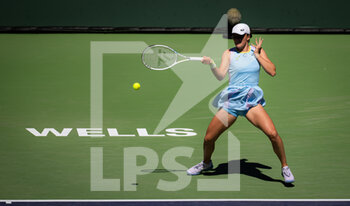2022-03-11 - Iga Swiatek of Poland in action against Anhelina Kalinina of Ukraine during the second round of the 2022 BNP Paribas Open, WTA 1000 tennis tournament on March 11, 2022 at Indian Wells Tennis Garden in Indian Wells, USA - 2022 BNP PARIBAS OPEN, WTA 1000 TENNIS TOURNAMENT - INTERNATIONALS - TENNIS