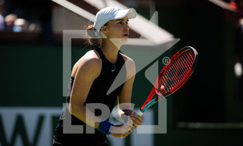 2022-03-11 - Anhelina Kalinina of Ukraine in action against Iga Swiatek of Poland during the second round of the 2022 BNP Paribas Open, WTA 1000 tennis tournament on March 11, 2022 at Indian Wells Tennis Garden in Indian Wells, USA - 2022 BNP PARIBAS OPEN, WTA 1000 TENNIS TOURNAMENT - INTERNATIONALS - TENNIS