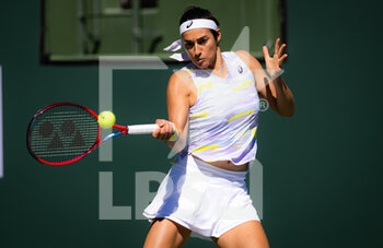 2022-03-11 - Caroline Garcia of France in action against Emma Raducanu of Great Britain during the second round of the 2022 BNP Paribas Open, WTA 1000 tennis tournament on March 11, 2022 at Indian Wells Tennis Garden in Indian Wells, USA - 2022 BNP PARIBAS OPEN, WTA 1000 TENNIS TOURNAMENT - INTERNATIONALS - TENNIS
