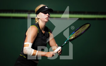 2022-03-11 - Clara Tauson of Denmark in action against Beatriz Haddad of Brazil during the second round of the 2022 BNP Paribas Open, WTA 1000 tennis tournament on March 11, 2022 at Indian Wells Tennis Garden in Indian Wells, USA - 2022 BNP PARIBAS OPEN, WTA 1000 TENNIS TOURNAMENT - INTERNATIONALS - TENNIS