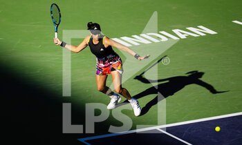 2022-03-11 - Garbine Muguruza of Spain in action against Alison Riske of the United States during the second round of the 2022 BNP Paribas Open, WTA 1000 tennis tournament on March 11, 2022 at Indian Wells Tennis Garden in Indian Wells, USA - 2022 BNP PARIBAS OPEN, WTA 1000 TENNIS TOURNAMENT - INTERNATIONALS - TENNIS