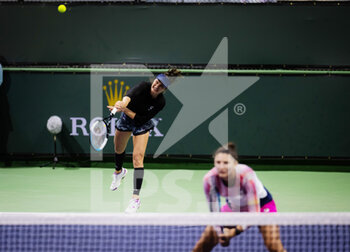 2022-03-11 - Irina-Camelia Begu of Romania & Monica Niculescu of Romania playing doubles at the 2022 BNP Paribas Open, WTA 1000 tennis tournament on March 11, 2022 at Indian Wells Tennis Garden in Indian Wells, USA - 2022 BNP PARIBAS OPEN, WTA 1000 TENNIS TOURNAMENT - INTERNATIONALS - TENNIS