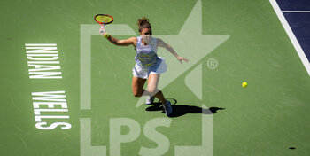 2022-03-11 - Jasmine Paolini of Italy in action against Aryna Sabalenka of Belarus during the second round of the 2022 BNP Paribas Open, WTA 1000 tennis tournament on March 12, 2022 at Indian Wells Tennis Garden in Indian Wells, USA - 2022 BNP PARIBAS OPEN, WTA 1000 TENNIS TOURNAMENT - INTERNATIONALS - TENNIS