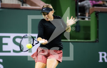 2022-03-12 - Amanda Anisimova of the United States in action against Leylah Fernandez of Canada during the second round of the 2022 BNP Paribas Open, WTA 1000 tennis tournament on March 12, 2022 at Indian Wells Tennis Garden in Indian Wells, USA - 2022 BNP PARIBAS OPEN, WTA 1000 TENNIS TOURNAMENT - INTERNATIONALS - TENNIS