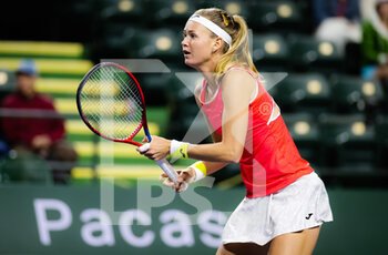 2022-03-12 - Marie Bouzkova of the Czech Republic in action against Jessica Pegula of the United States during the second round of the 2022 BNP Paribas Open, WTA 1000 tennis tournament on March 12, 2022 at Indian Wells Tennis Garden in Indian Wells, USA - 2022 BNP PARIBAS OPEN, WTA 1000 TENNIS TOURNAMENT - INTERNATIONALS - TENNIS