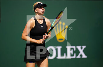 2022-03-13 - Clara Tauson of Denmark in action against Iga Swiatek of Poland during the third round of the 2022 BNP Paribas Open, WTA 1000 tennis tournament on March 13, 2022 at Indian Wells Tennis Garden in Indian Wells, USA - 2022 BNP PARIBAS OPEN, WTA 1000 TENNIS TOURNAMENT - INTERNATIONALS - TENNIS