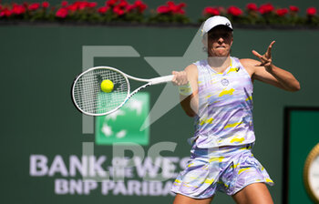 2022-03-13 - Iga Swiatek of Poland in action against Clara Tauson of Denmark during the third round of the 2022 BNP Paribas Open, WTA 1000 tennis tournament on March 13, 2022 at Indian Wells Tennis Garden in Indian Wells, USA - 2022 BNP PARIBAS OPEN, WTA 1000 TENNIS TOURNAMENT - INTERNATIONALS - TENNIS