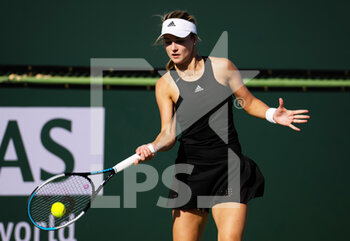 2022-03-13 - Anna Kalinskaya of Russia in action against Sorana Cirstea of Romania during the third round of the 2022 BNP Paribas Open, WTA 1000 tennis tournament on March 13, 2022 at Indian Wells Tennis Garden in Indian Wells, USA - 2022 BNP PARIBAS OPEN, WTA 1000 TENNIS TOURNAMENT - INTERNATIONALS - TENNIS