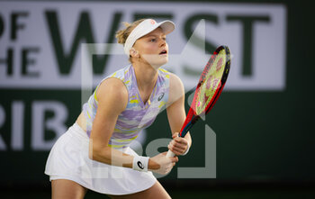 2022-03-13 - Harriet Dart of Great Britain in action against Kaia Kanepi of Estonia during the third round of the 2022 BNP Paribas Open, WTA 1000 tennis tournament on March 13, 2022 at Indian Wells Tennis Garden in Indian Wells, USA - 2022 BNP PARIBAS OPEN, WTA 1000 TENNIS TOURNAMENT - INTERNATIONALS - TENNIS