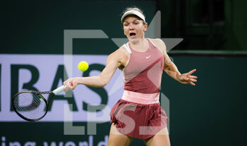 2022-03-13 - Simona Halep of Romania in action against Cori Gauff of the United States during the third round of the 2022 BNP Paribas Open, WTA 1000 tennis tournament on March 13, 2022 at Indian Wells Tennis Garden in Indian Wells, USA - 2022 BNP PARIBAS OPEN, WTA 1000 TENNIS TOURNAMENT - INTERNATIONALS - TENNIS