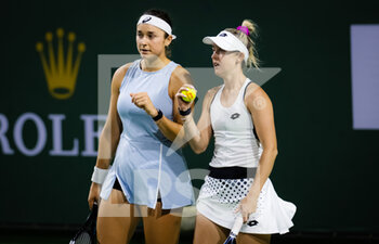 2022-03-13 - Storm Sanders of Australia & Caroline Dolehide of the United States playing doubles at the 2022 BNP Paribas Open, WTA 1000 tennis tournament on March 13, 2022 at Indian Wells Tennis Garden in Indian Wells, USA - 2022 BNP PARIBAS OPEN, WTA 1000 TENNIS TOURNAMENT - INTERNATIONALS - TENNIS
