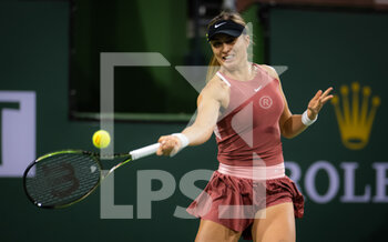 2022-03-14 - Paula Badosa of Spain in action against Sara Sorribes Tormo of Spain during the third round of the 2022 BNP Paribas Open, WTA 1000 tennis tournament on March 14, 2022 at Indian Wells Tennis Garden in Indian Wells, USA - 2022 BNP PARIBAS OPEN, WTA 1000 TENNIS TOURNAMENT - INTERNATIONALS - TENNIS