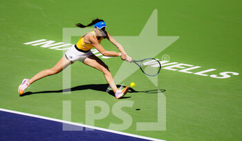 2022-03-15 - Sorana Cirstea of Romania in action against Simona Halep of Romania during the fourth round of the 2022 BNP Paribas Open, WTA 1000 tennis tournament on March 15, 2022 at Indian Wells Tennis Garden in Indian Wells, USA - 2022 BNP PARIBAS OPEN, WTA 1000 TENNIS TOURNAMENT - INTERNATIONALS - TENNIS