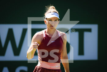 2022-03-15 - Simona Halep of Romania in action against Sorana Cirstea of Romania during the fourth round of the 2022 BNP Paribas Open, WTA 1000 tennis tournament on March 15, 2022 at Indian Wells Tennis Garden in Indian Wells, USA - 2022 BNP PARIBAS OPEN, WTA 1000 TENNIS TOURNAMENT - INTERNATIONALS - TENNIS
