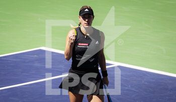 2022-03-15 - Angelique Kerber of Germany in action against Iga Swiatek of Poland during the fourth round of the 2022 BNP Paribas Open, WTA 1000 tennis tournament on March 15, 2022 at Indian Wells Tennis Garden in Indian Wells, USA - 2022 BNP PARIBAS OPEN, WTA 1000 TENNIS TOURNAMENT - INTERNATIONALS - TENNIS
