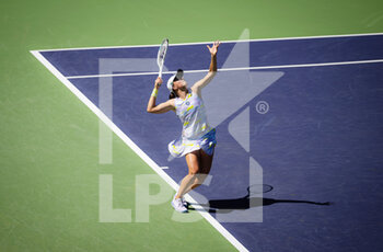 2022-03-15 - Iga Swiatek of Poland in action against Angelique Kerber of Germany during the fourth round of the 2022 BNP Paribas Open, WTA 1000 tennis tournament on March 15, 2022 at Indian Wells Tennis Garden in Indian Wells, USA - 2022 BNP PARIBAS OPEN, WTA 1000 TENNIS TOURNAMENT - INTERNATIONALS - TENNIS