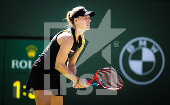 2022-03-15 - Angelique Kerber of Germany in action against Iga Swiatek of Poland during the fourth round of the 2022 BNP Paribas Open, WTA 1000 tennis tournament on March 15, 2022 at Indian Wells Tennis Garden in Indian Wells, USA - 2022 BNP PARIBAS OPEN, WTA 1000 TENNIS TOURNAMENT - INTERNATIONALS - TENNIS