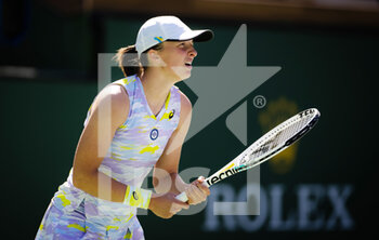 2022-03-15 - Iga Swiatek of Poland in action against Angelique Kerber of Germany during the fourth round of the 2022 BNP Paribas Open, WTA 1000 tennis tournament on March 15, 2022 at Indian Wells Tennis Garden in Indian Wells, USA - 2022 BNP PARIBAS OPEN, WTA 1000 TENNIS TOURNAMENT - INTERNATIONALS - TENNIS