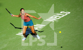2022-03-15 - Madison Keys of the United States in action against Harriet Dart of Great Britain during the fourth round of the 2022 BNP Paribas Open, WTA 1000 tennis tournament on March 15, 2022 at Indian Wells Tennis Garden in Indian Wells, USA - 2022 BNP PARIBAS OPEN, WTA 1000 TENNIS TOURNAMENT - INTERNATIONALS - TENNIS