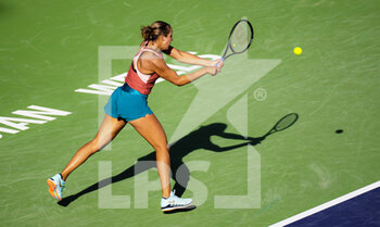 2022-03-15 - Madison Keys of the United States in action against Harriet Dart of Great Britain during the fourth round of the 2022 BNP Paribas Open, WTA 1000 tennis tournament on March 15, 2022 at Indian Wells Tennis Garden in Indian Wells, USA - 2022 BNP PARIBAS OPEN, WTA 1000 TENNIS TOURNAMENT - INTERNATIONALS - TENNIS