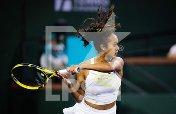 2022-03-15 - Leylah Fernandez of Canada in action against Paula Badosa of Spain during the fourth round of the 2022 BNP Paribas Open, WTA 1000 tennis tournament on March 15, 2022 at Indian Wells Tennis Garden in Indian Wells, USA - 2022 BNP PARIBAS OPEN, WTA 1000 TENNIS TOURNAMENT - INTERNATIONALS - TENNIS
